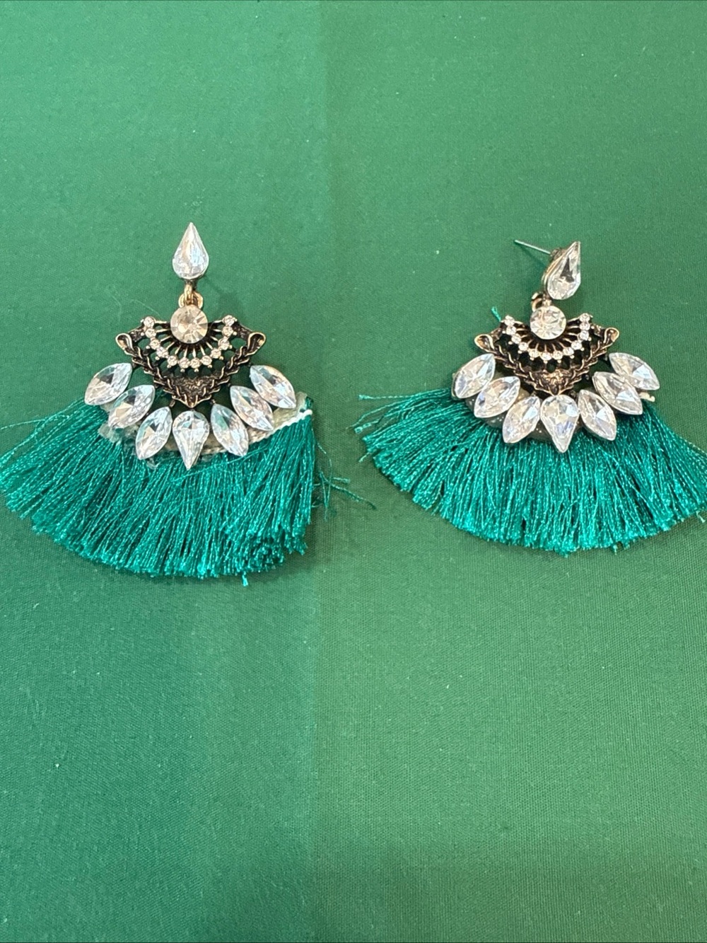 Green Fringe &Goldtone Chandelier Earrings Fan Shaped Rhinestone Accents 39F